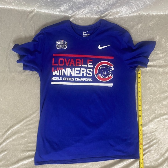 NIKE 2018 CHICAGO CUBS WORLD SERIES CHAMPIONS GRAPHIC T-SHIRT - Picture 8 of 8